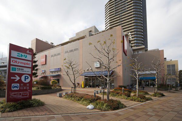 複合商業施設「ミューズシティショッピングスクエア」は、約10m（徒歩1分）。