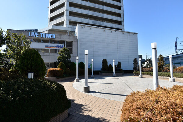 2階東側のテラスガーデン。駅前の喧騒を忘れてくつろぐことができます。		