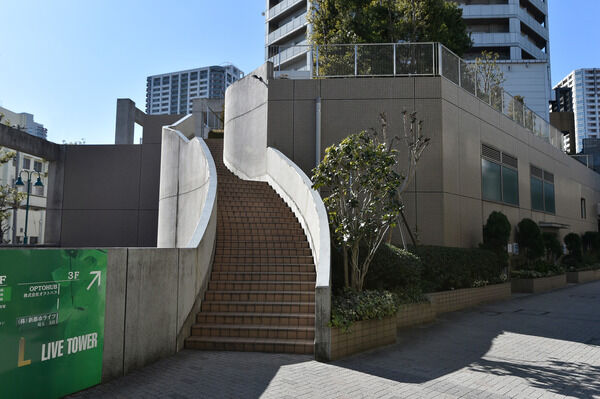 テラスガーデンから1階への連絡階段は駅への近道。		