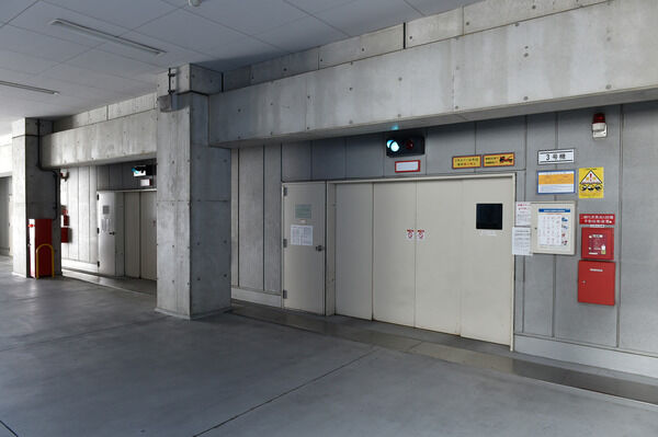 住居専用の立体駐車場は90台を収容。		