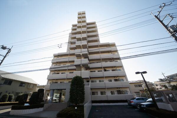 【武蔵浦和南パーク・ホームズ】お子様の安全にも配慮した人車分離のアプローチ。車16台収容の平面式駐車場。		 【武蔵浦和南パーク・ホームズ】お子様の安全にも配慮した人車分離のアプローチ。車16台収容の平面式駐車場。