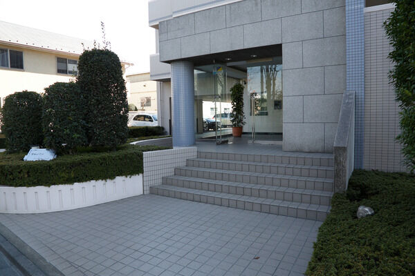 エントランスにはオートロックシステム採用で、安全性の高い都市生活。		