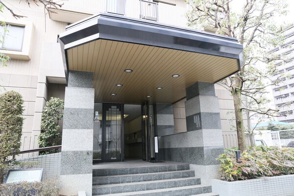 コミュニティーのグレードを印象付ける重厚感あふれるエントランス。		