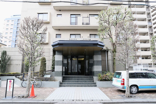 両脇に緑地を配したエントランスが、訪れる人を格調高く迎え入れます。		