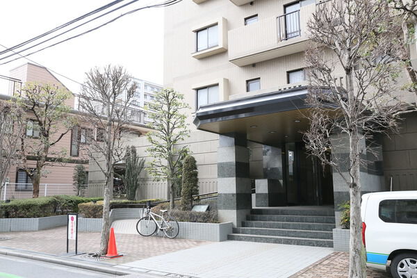 エントランスホール脇には多目的に使える集会コーナーがあります。		