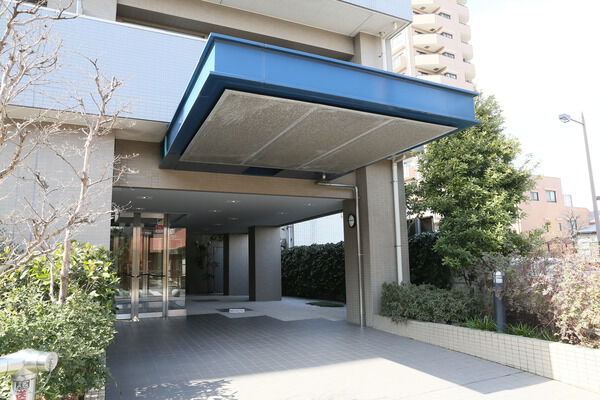 鮮やかなディープブルーとシルバーのシャープな屋根が印象的なアプローチ。		