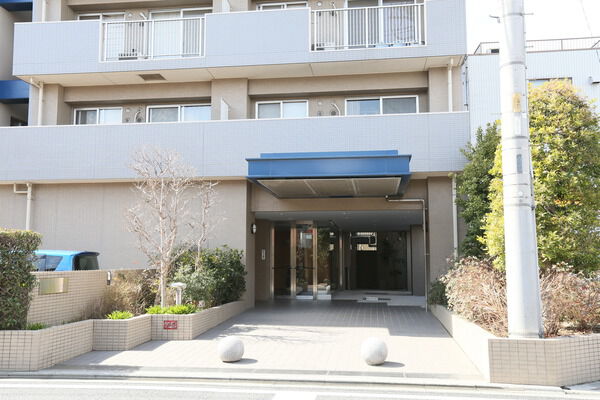 一階部分を共有スペースにし、二階以上を住戸に。プライバシーと採光に配慮。		