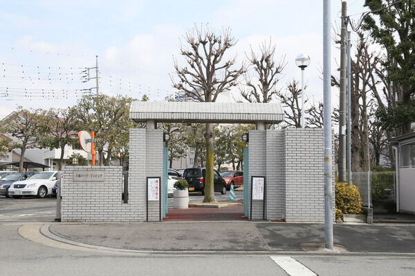 モダンな雰囲気のエントランスは、ハイクラスな生活を約束します。		