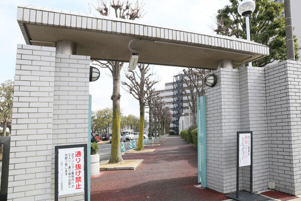 子どもが安心して遊べるように、プレイロットを設置しています。		