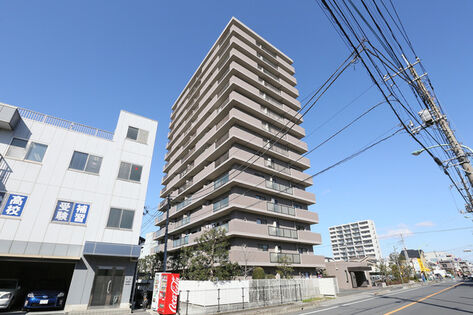 直線的な14階建てのフォルムが街並みに映えます。		