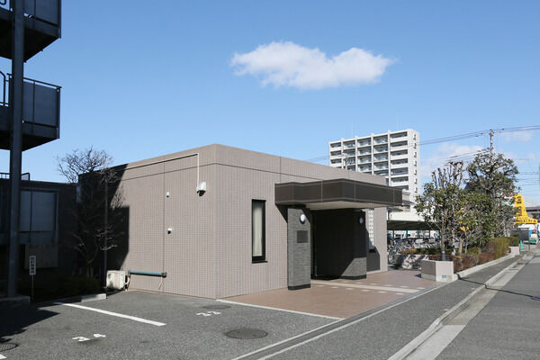 住居棟と分離したエントランス棟。住まいの顔としての特別感を高めます。 住居棟と分離したエントランス棟。住まいの顔としての特別感を高めます。