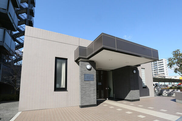 スタイリッシュなエントランス。凛とした表情で住まう人やゲストを迎え入れます。 スタイリッシュなエントランス。凛とした表情で住まう人やゲストを迎え入れます。