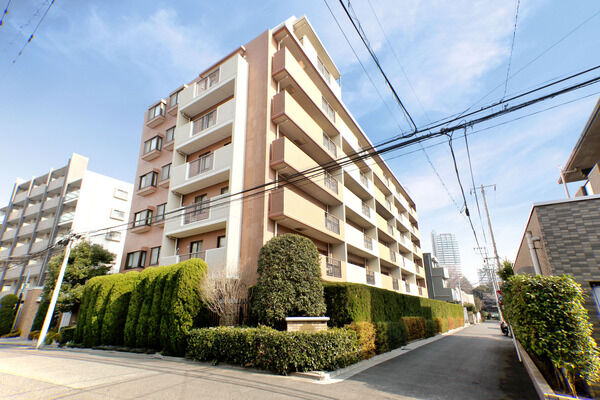 【川口パークホームズステーションアリーナ】陽当たりの良い南西角地に佇む、7階建ての端正なフォルム。 【川口パークホームズステーションアリーナ】陽当たりの良い南西角地に佇む、7階建ての端正なフォルム。