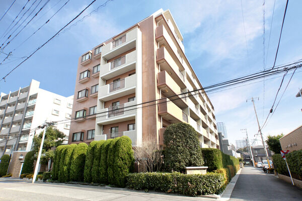 【川口パークホームズステーションアリーナ】ライトブラウンとホワイトの美しいコントラストが街並みに印象を刻みます。		 【川口パークホームズステーションアリーナ】ライトブラウンとホワイトの美しいコントラストが街並みに印象を刻みます。