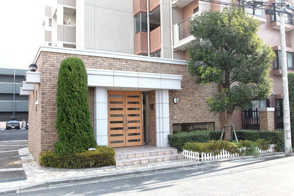 質感豊かな素材を用いた本物志向のエントランスが、格調高く迎えます。		