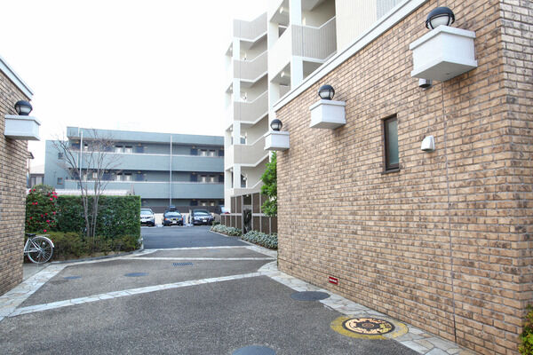 敷地内外に全33戸分の駐車場を用意。軽快なフットワークを支えます。		