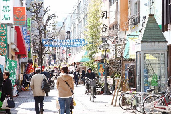 京浜東北線「川口」駅東口には賑やかな商店街が広がります。		