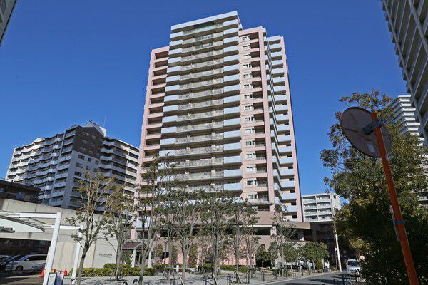 【ライオンズプラザ川口】緑豊かな美しい街並みと調和するパステルカラーの外観。		
