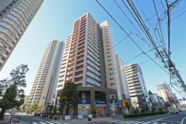【ライオンズプラザ川口】大通りに面した北側の低層階には店舗が入り、街並みのにぎわいを創出。		