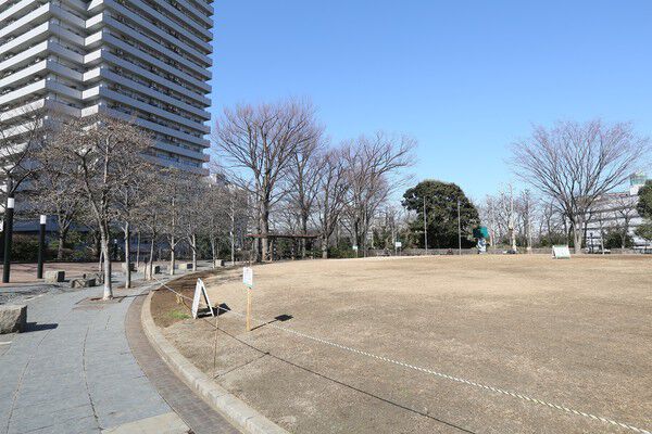 市民の憩いの場である「川口西公園」は約210m（徒歩3分）。		