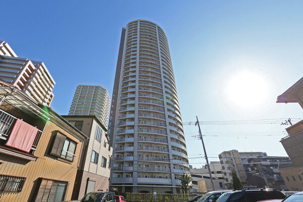 【ドリームタワーキュアレジデンス】ホワイトを基調とした外観。モダンなマテリアルが洗練された印象を与えてくれます。		