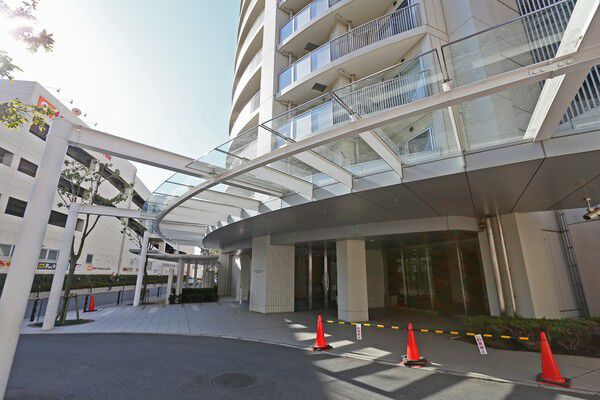 高級感溢れるエントランスアプローチが住まう人を優雅に居住空間へと誘います。		