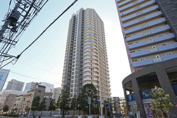【ソルクレスト川口】伸びやかに続く青空に映えるホワイトを基調としたタイルの外壁。		
