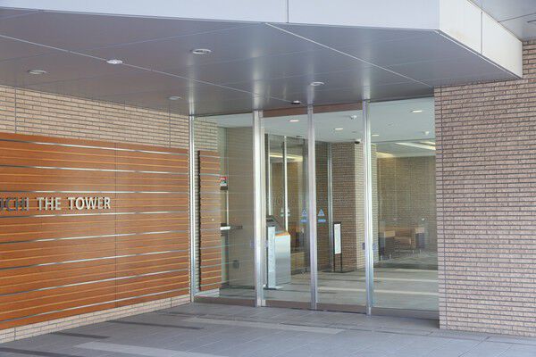 落ち着いたブラウンでまとめられたエントランス。訪れる人を静かに包みます。		