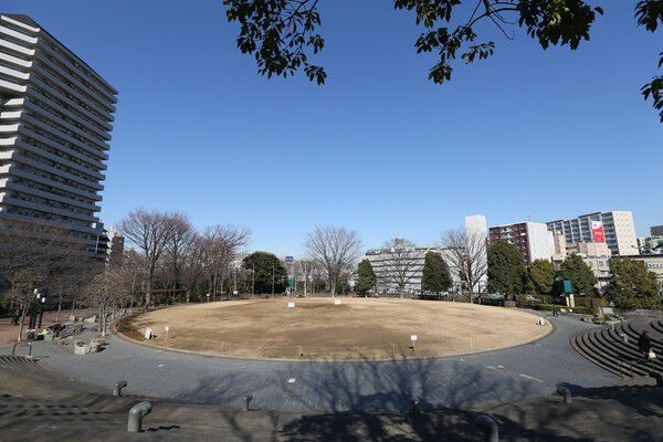 広大な緑の公園「リリアパーク」まで約130m（徒歩2分）。		