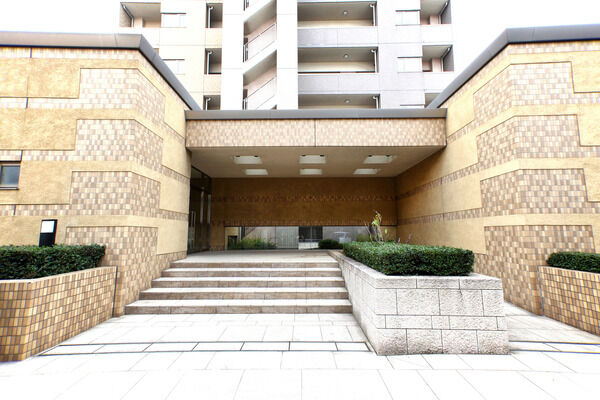 明るいエントランスには、陽光がふりそそぎ、訪れるひとをあたたかくお迎えします。		