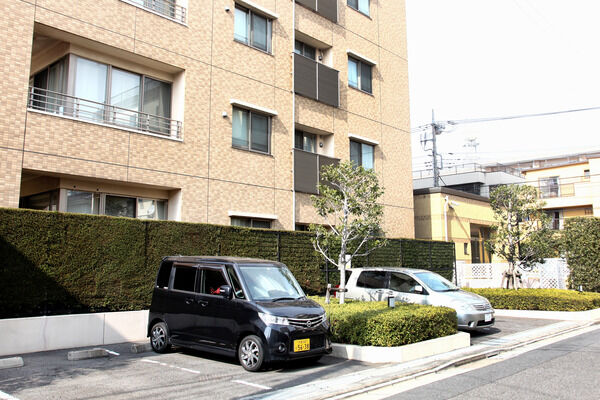 圧迫感のないラティス塀をガーデンパティオで包みました。通風や陽光にも配慮。		