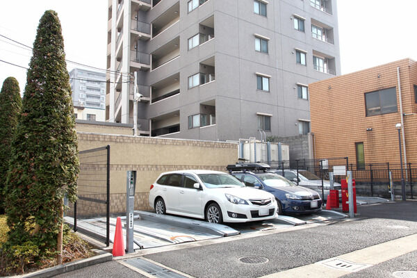 駐車場は全戸分37台のスペース。駐輪場は74台分。バイク置き場は5台分を確保。		