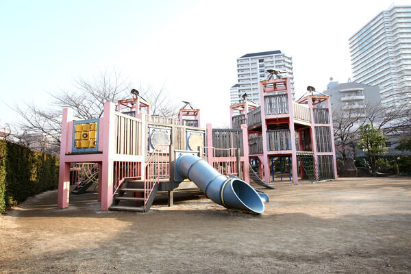 「川口西公園」まで約770ｍ（徒歩10分）。広い園内には二つの大型遊具もあります。		