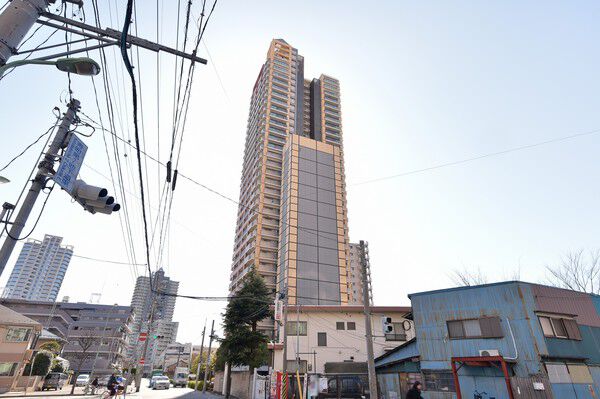 【リビオタワー川口ミドリノ】アースカラーの外観。階層ごとに変化のあるデザインがスマートな印象を与えます。		