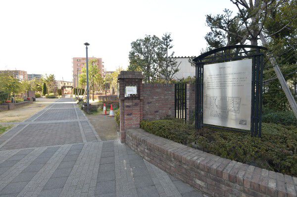 森の中を散歩しているような広々した公園には、鋳物のオブジェも配されています		