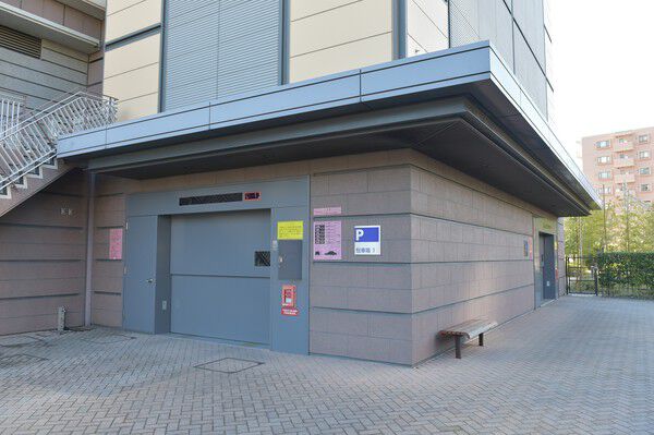 エレベーター式パーキングタワーには116台の自動車が駐車できます。		