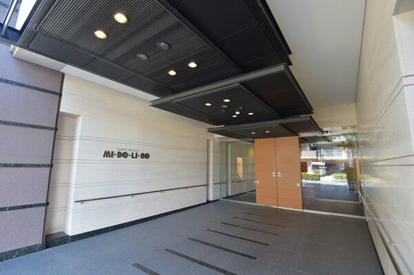 帰宅する人を特別な空間へと誘う、温もりを感じさせるエントランス。		