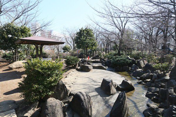 緑あふれる「川口西公園」まで約850m（徒歩11分）。		