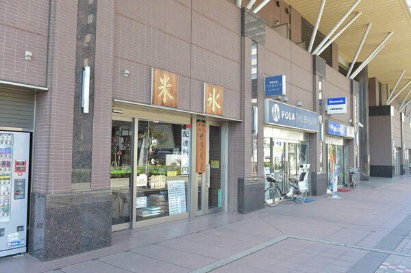 建物１階にはショップがあり、生活の利便性を高めています。		