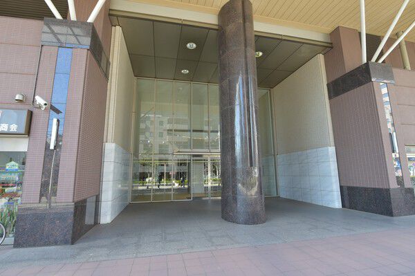 光の城を彷彿とさせる二層吹き抜けの贅を尽くした空間が、優しく出迎えてくれます。		