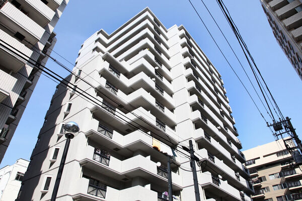 【川口パークホームズセンターコート】全戸バルコニーには花台を設置。日々のくらしを華やかに。		