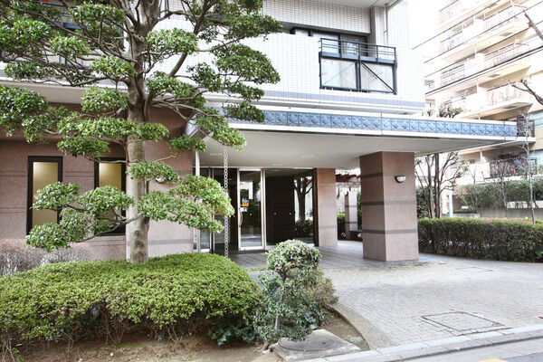 アプローチには緑を配し、四季の移ろいをさりげなく表情豊かに伝える。		