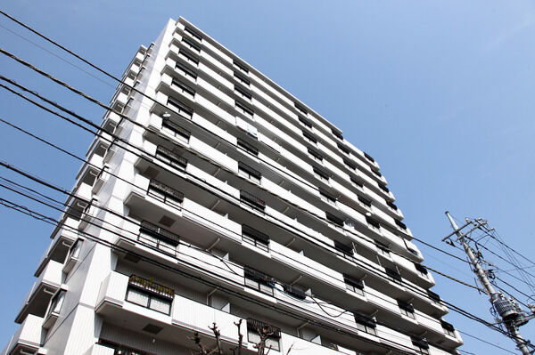 【川口パーク・ホームズ】建物正面。降り注ぐ温かな陽光に包まれた全戸77戸。		