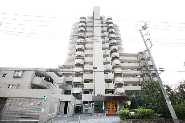 【川口パーク・ホームズ】エントランスまでの長いアプローチは広々とした印象をあたえます。		