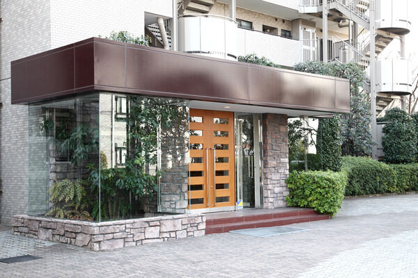 エントランスには、オートロックシステム採用で安心にも配慮。		