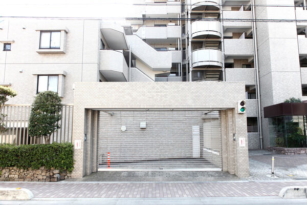 リモートコントロールシャッター付きの駐車場は26台分を確保。77台の駐輪場。		