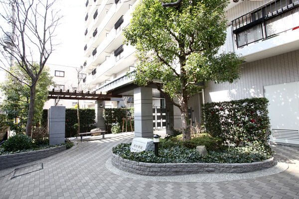 随所に配された豊富な植栽が暮らしに彩りを添えてくれます。		