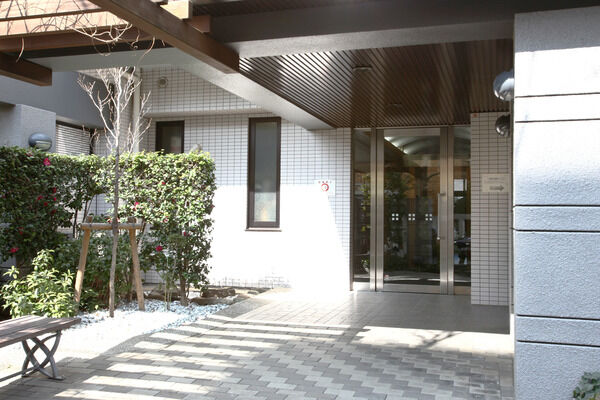 オートロックシステムを採用。プライバシーや安全面に配慮しています。