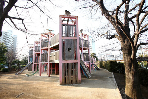 ファミリーで賑わう「川口西公園」まで約600m（徒歩8分）。		