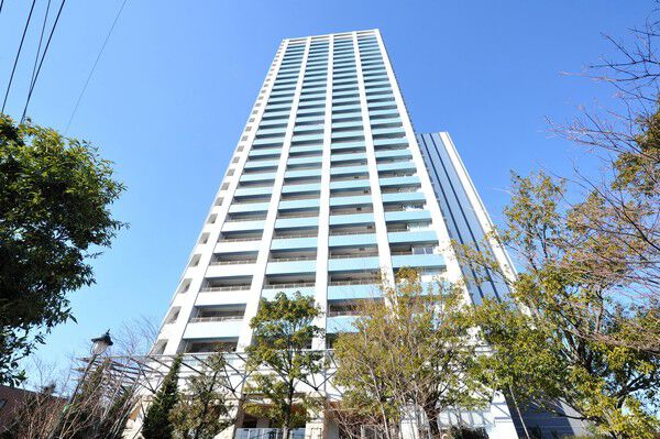 【シティデュオタワー川口】白を基調としたタワーにブルーのバルコニーがリズミカルに色を添える。		